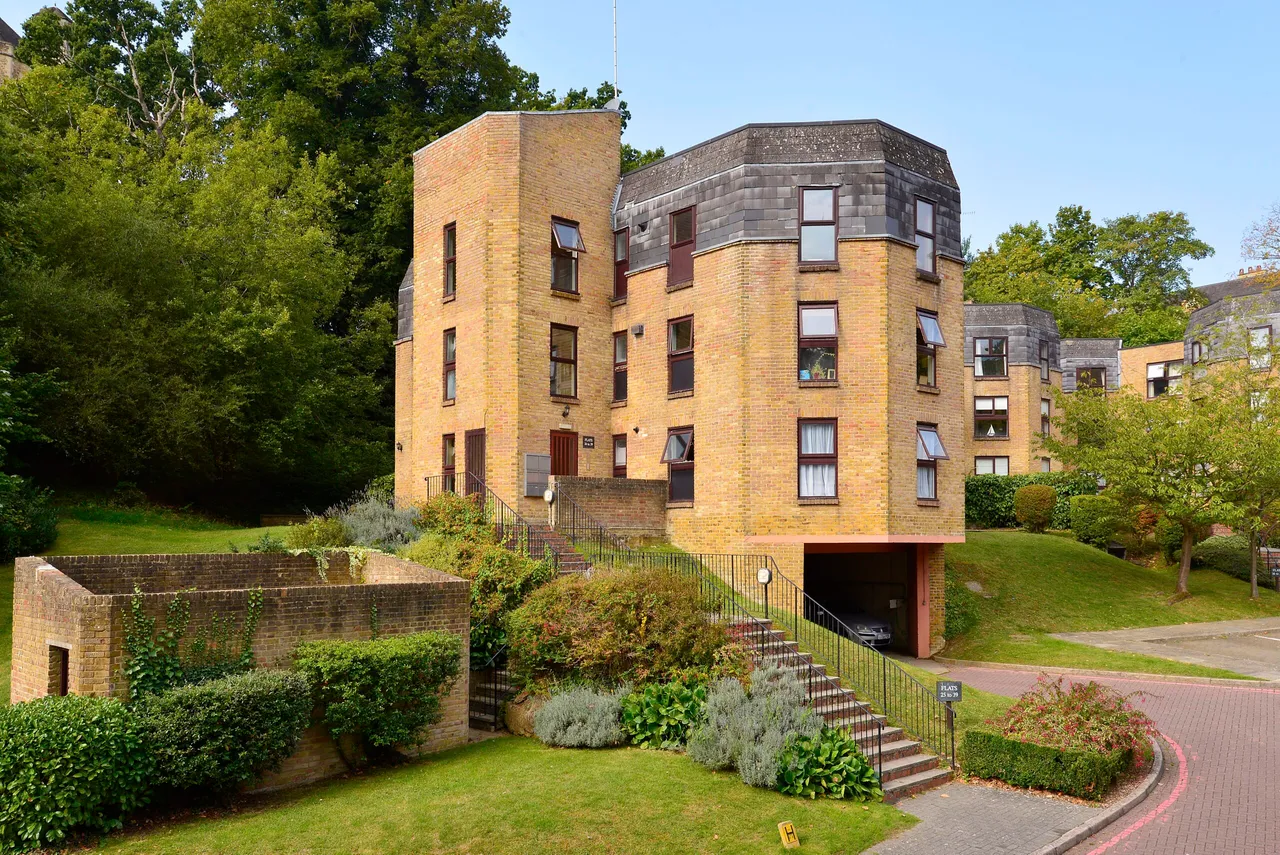 2 bed flat to rent, Chapel Fields Charterhouse Road, Godalming, GU7