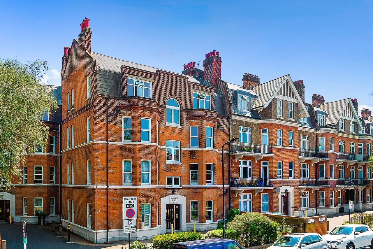 2 bed flat for sale — 8 Deauville Court, Elms Crescent, London