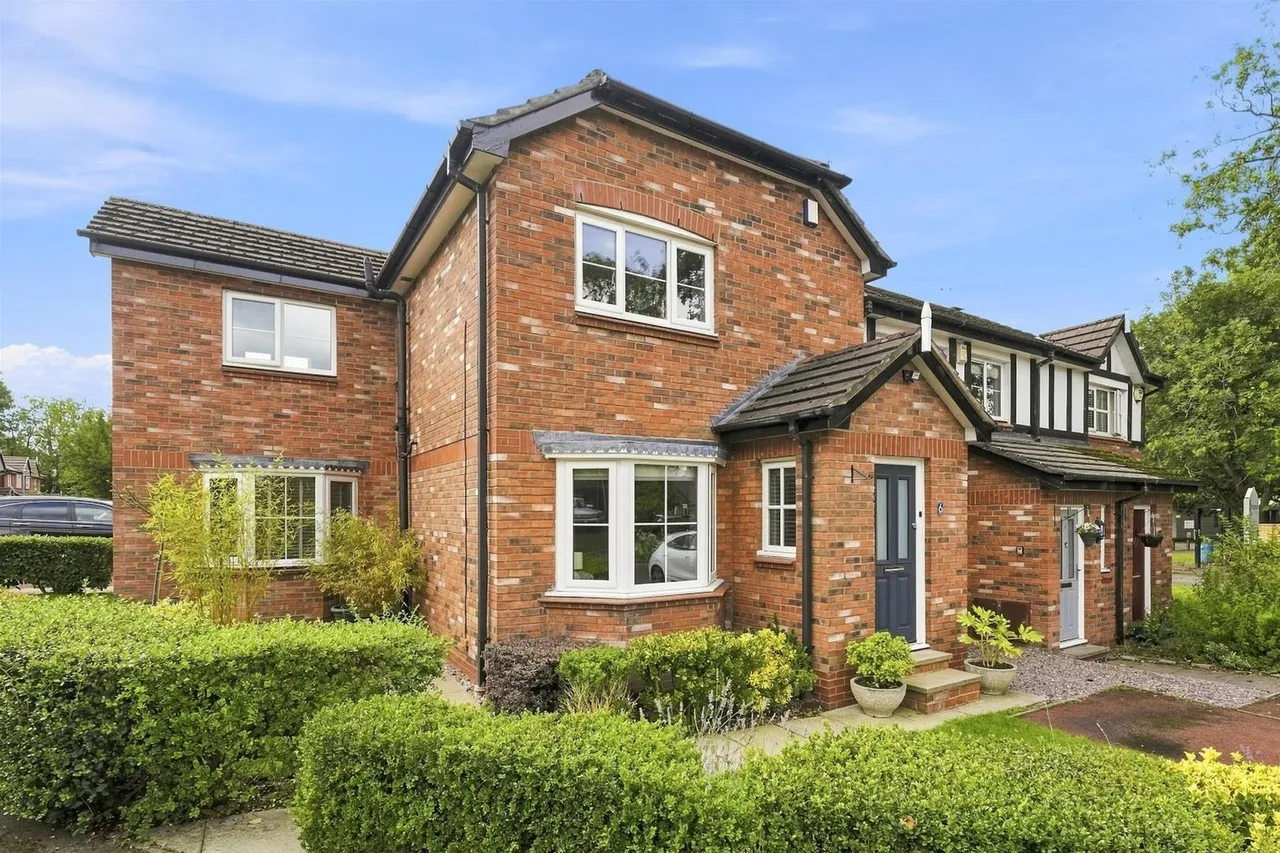 3 bed house for sale — Loxley Close, Macclesfield