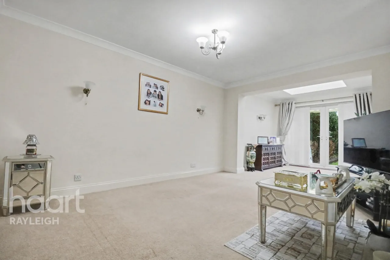 Chesterfield Crescent, Leigh-On-Sea, SS9, photo 8