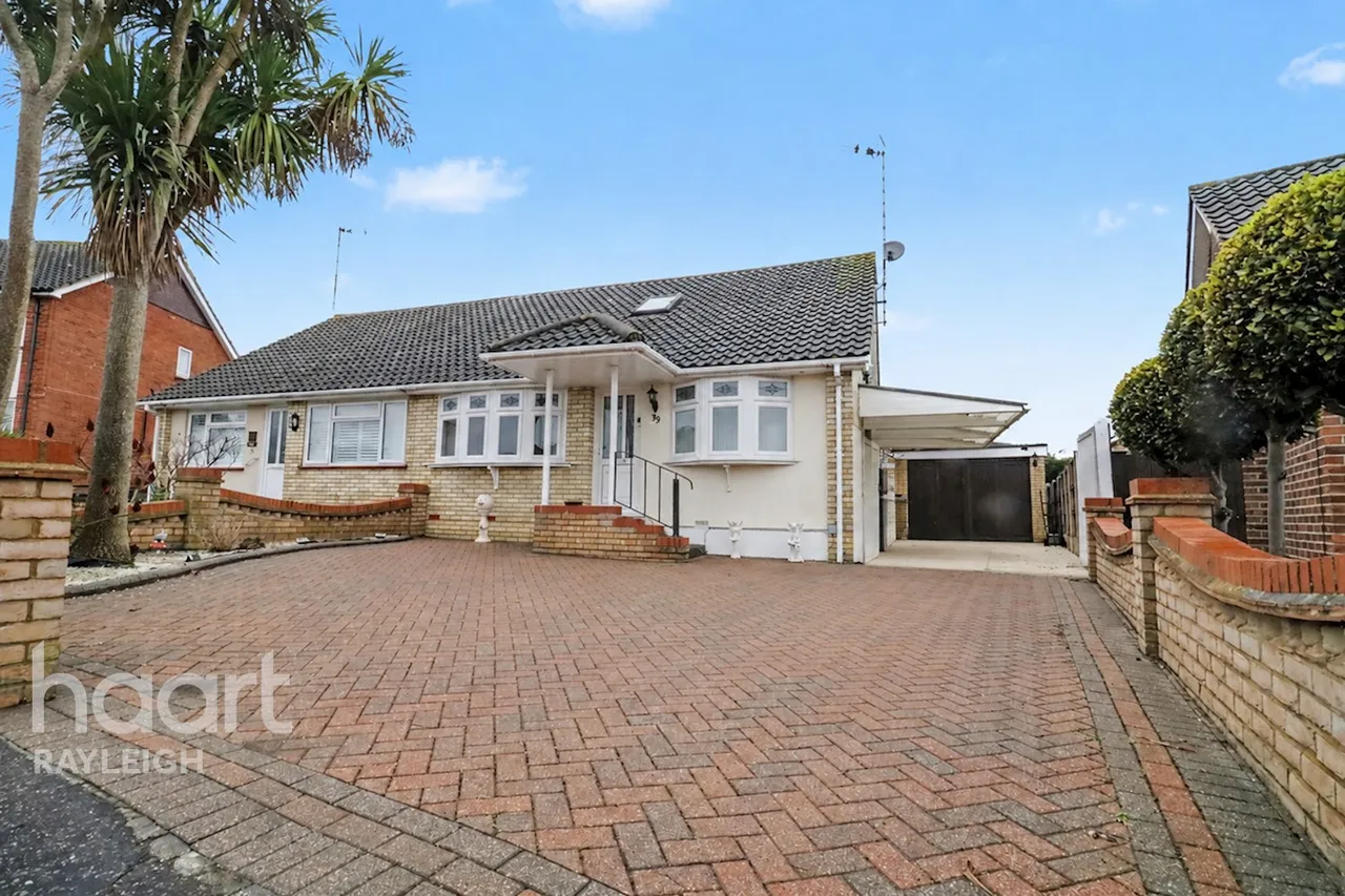 4 bed house for sale, Chesterfield Crescent, Leigh-On-Sea, SS9