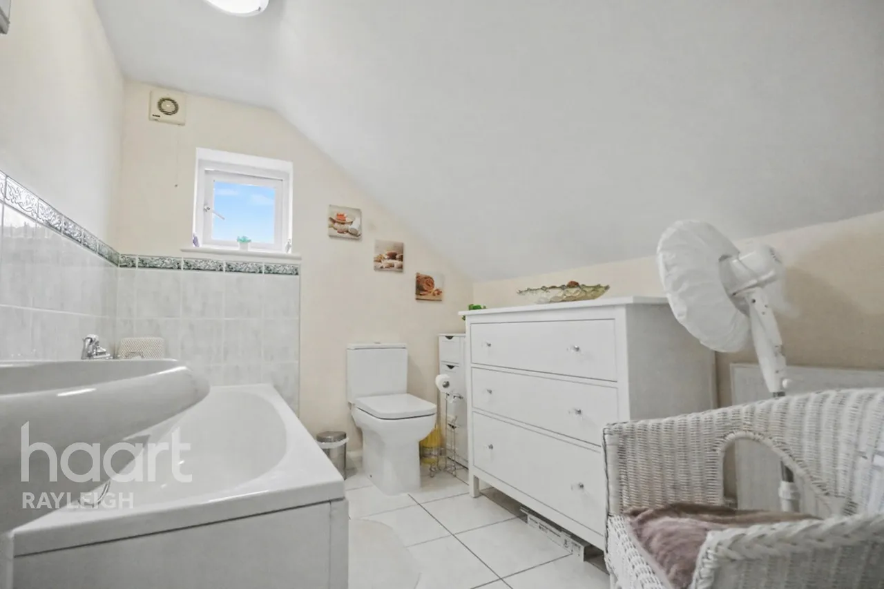 Chesterfield Crescent, Leigh-On-Sea, SS9, photo 16