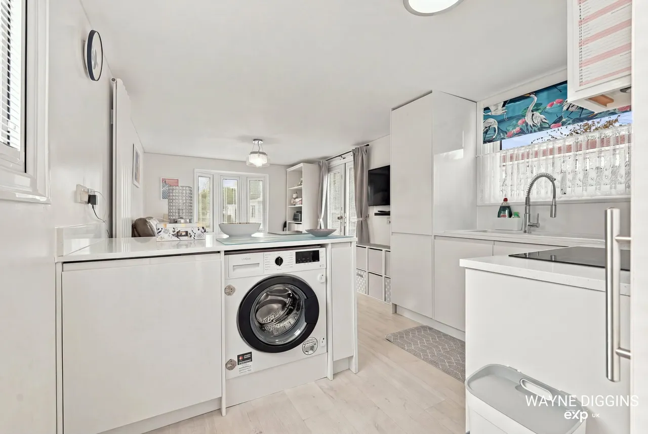 Second Avenue, Kingsleigh Park Homes, SS7, photo 7