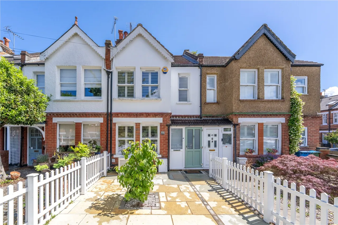 3 bed house for sale — Blackmores Grove, Teddington, TW11 9AE