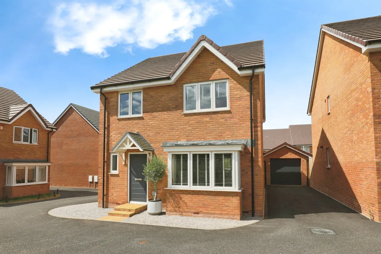 4 bed house for sale — Daffodil Drive, Lydney