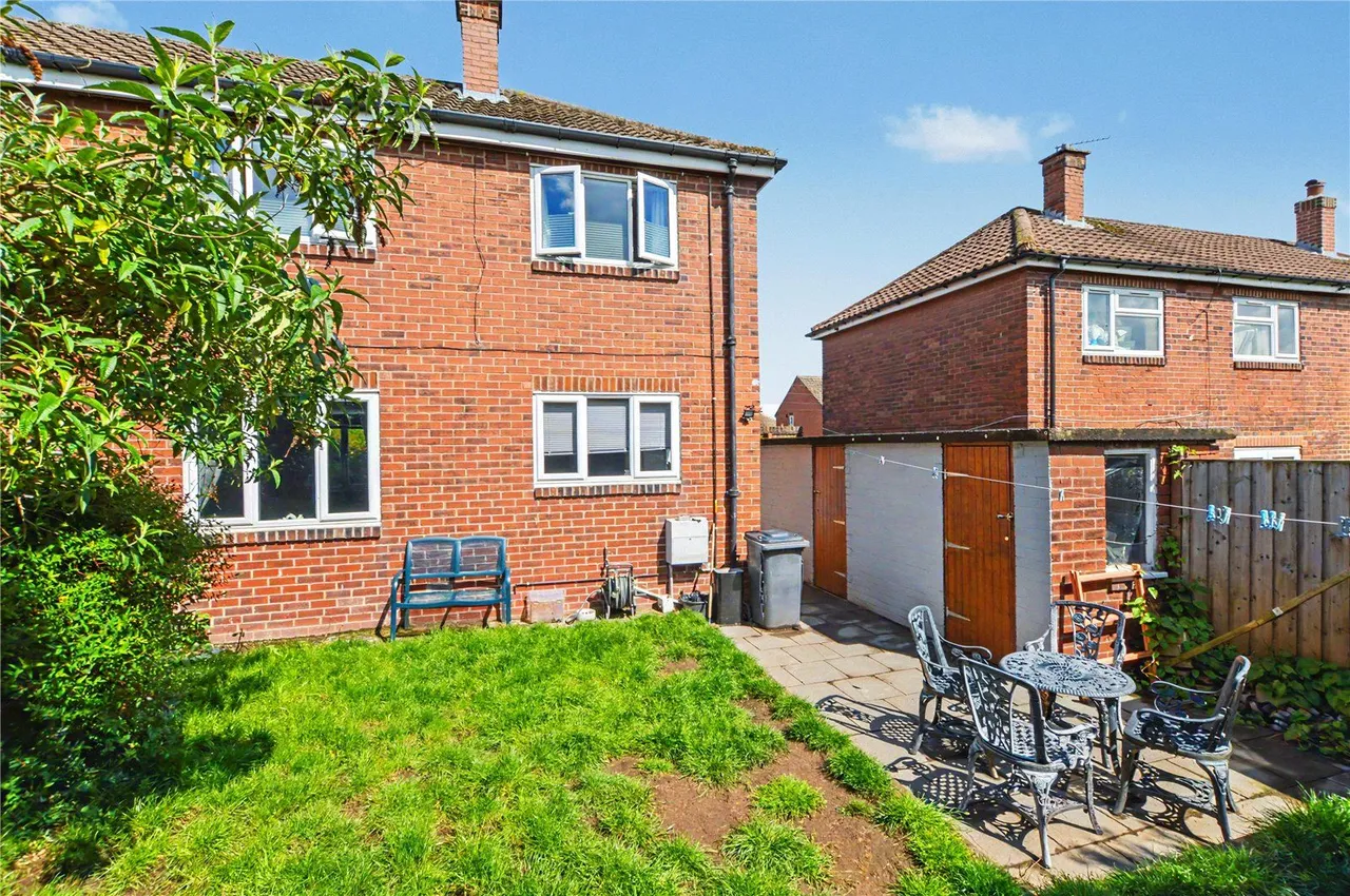 2 bed house for sale, Windsor Crescent, Rothwell, LS26