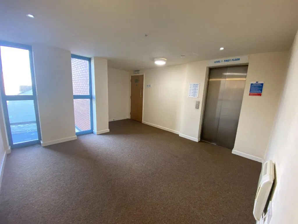 Wellington Street, Central, SN1, photo 9