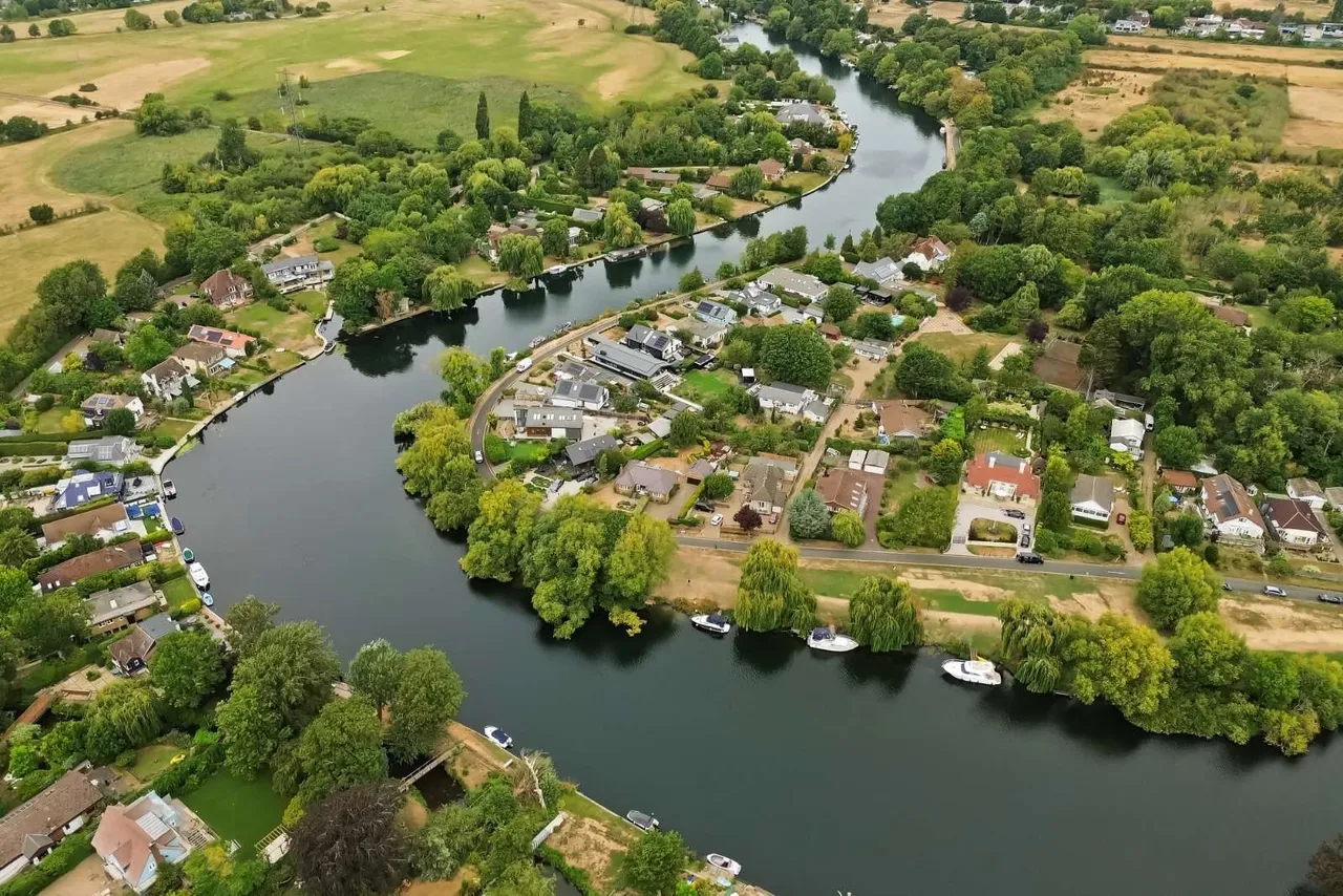4 bed house for sale — Towpath, Shepperton, Surrey, TW17 9LL
