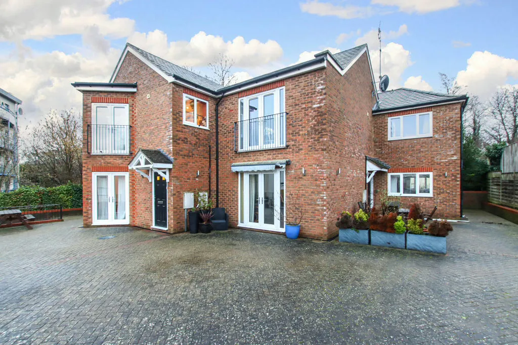 2 bed property for sale — Brook Street, Tring, Hertfordshire, HP23 5PF