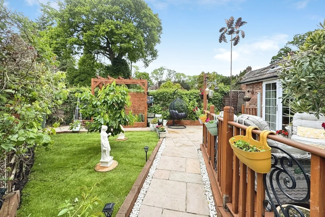 Chalky Lane, Dogmersfield, Hampshire, RG27 8TG, photo 7