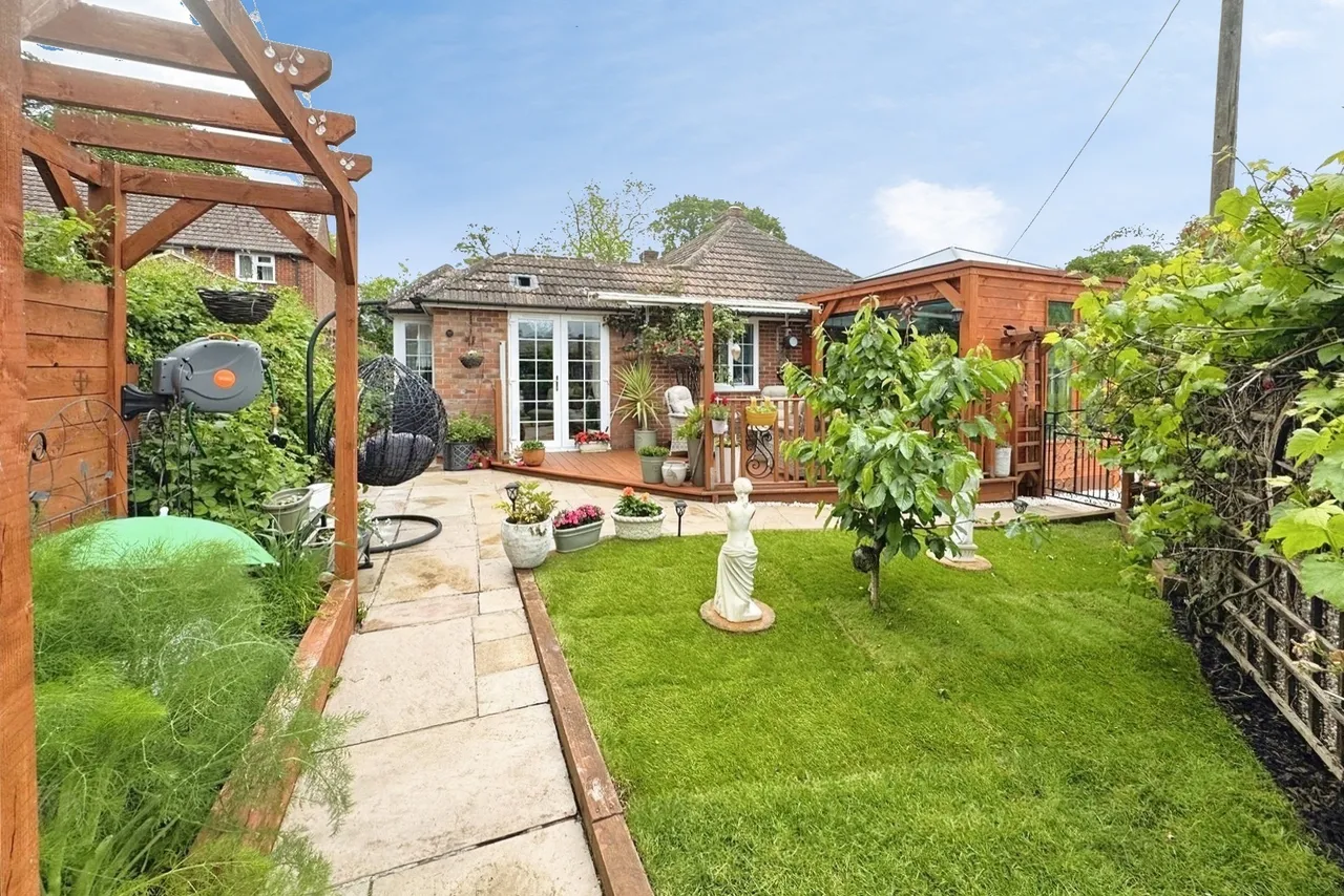 Chalky Lane, Dogmersfield, Hampshire, RG27 8TG, photo 6