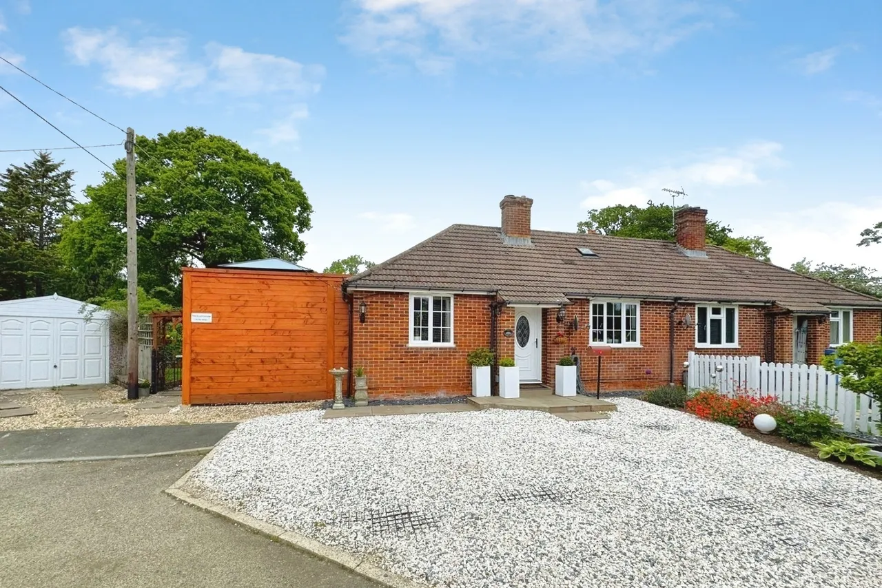 Chalky Lane, Dogmersfield, Hampshire, RG27 8TG, photo 9