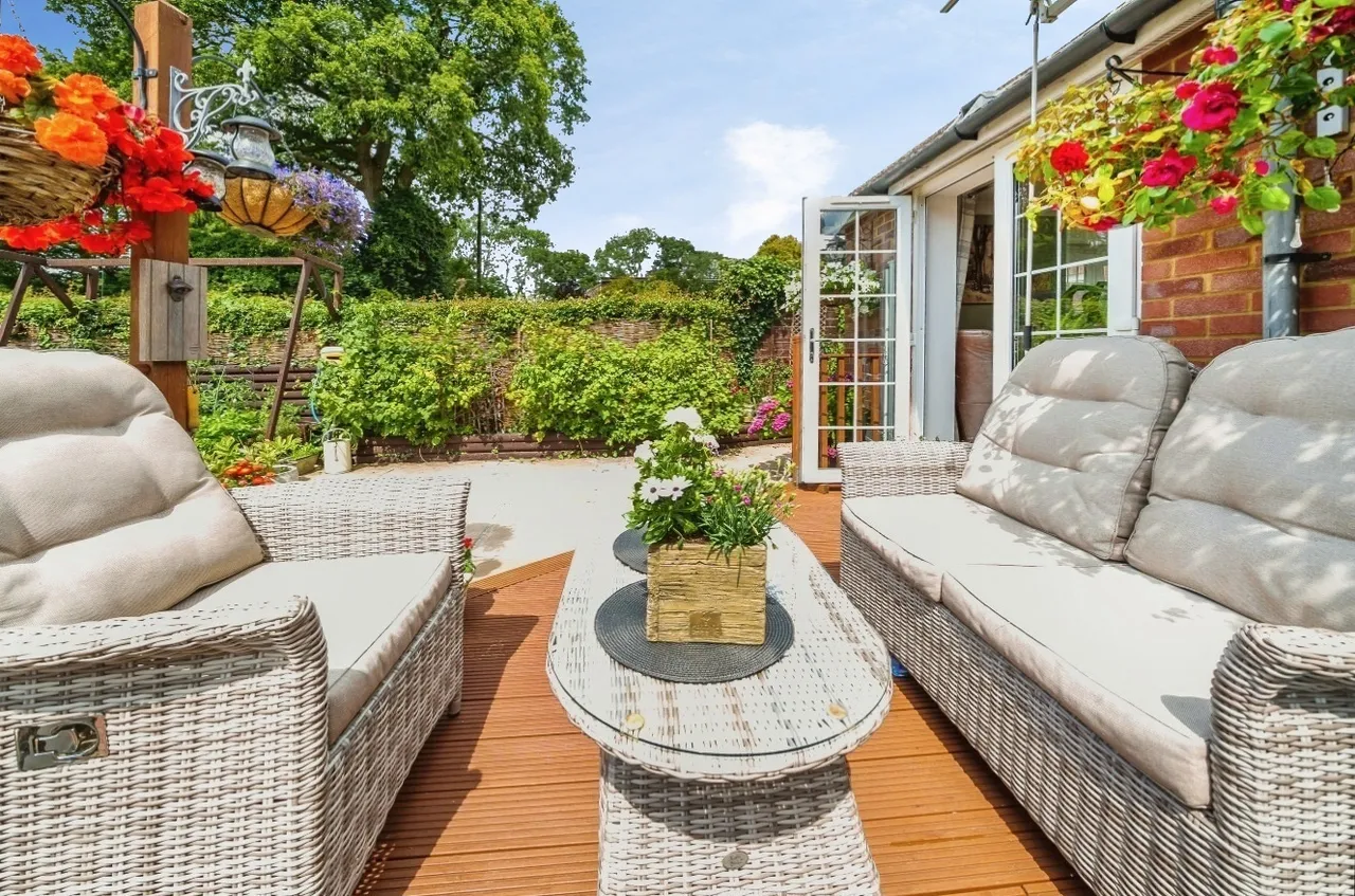 Chalky Lane, Dogmersfield, Hampshire, RG27 8TG, photo 8