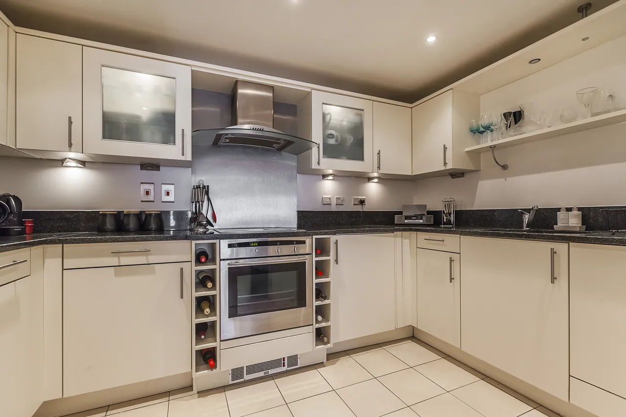 Vauxhall Bridge Road, London, SW1V, photo 2