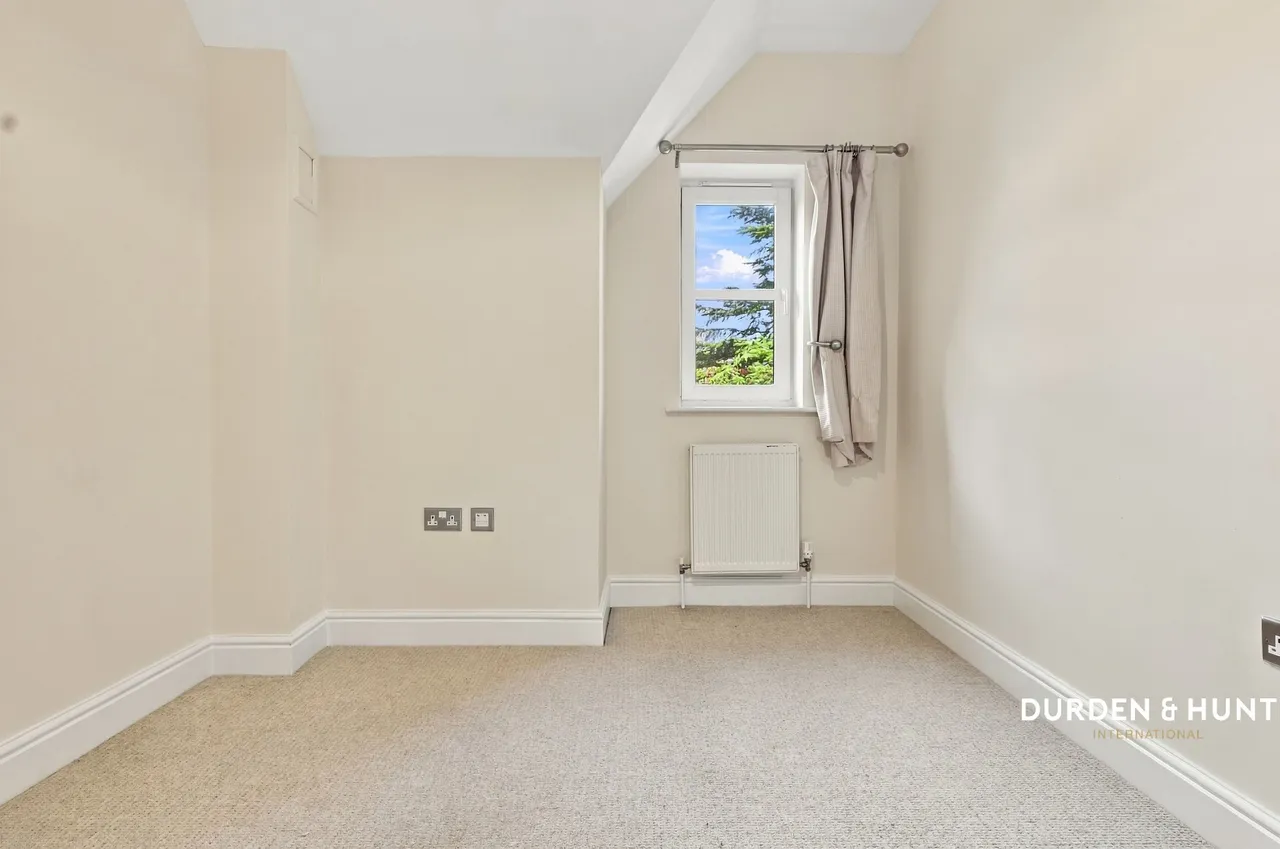 Eastwood Road, White House Court, SS6, photo 12