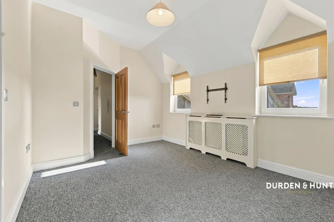 Eastwood Road, White House Court, SS6, photo 2