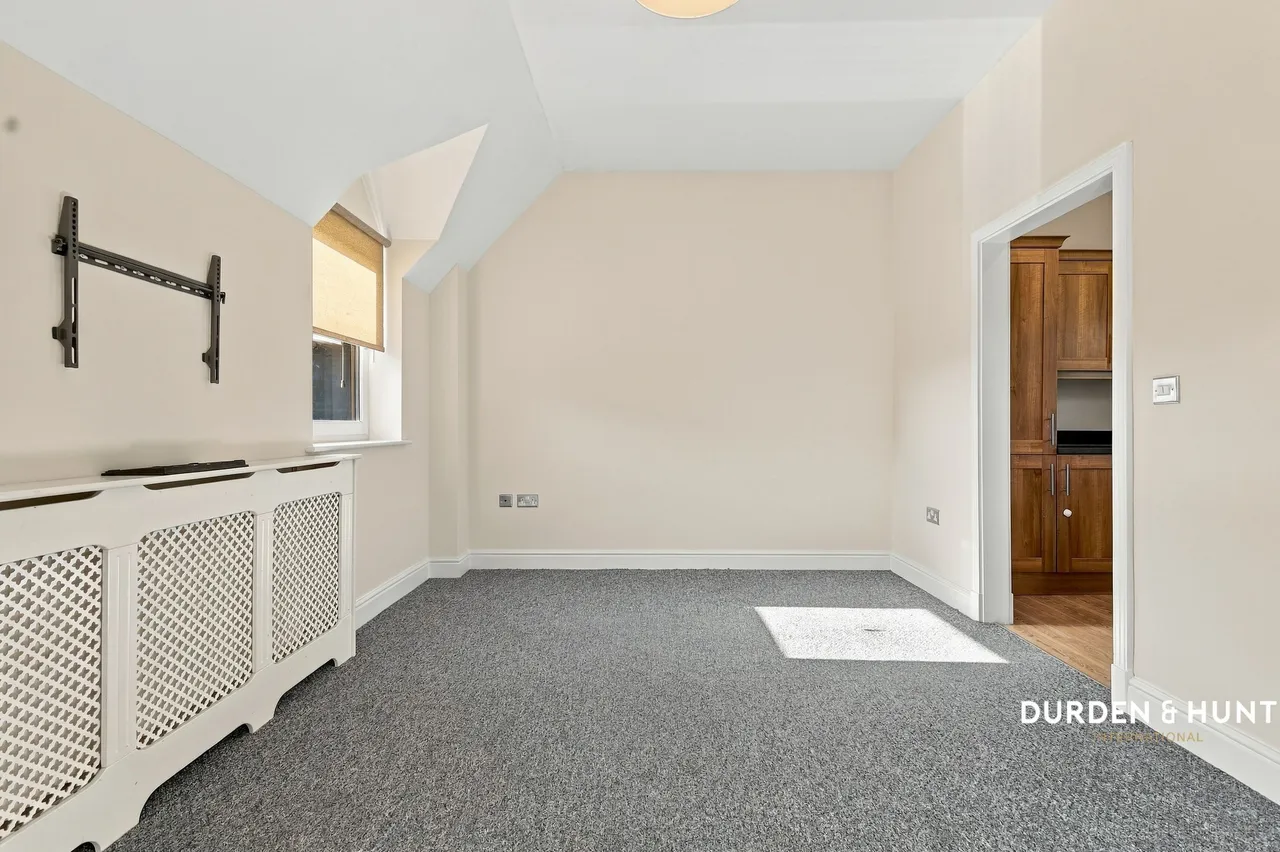 Eastwood Road, White House Court, SS6, photo 4