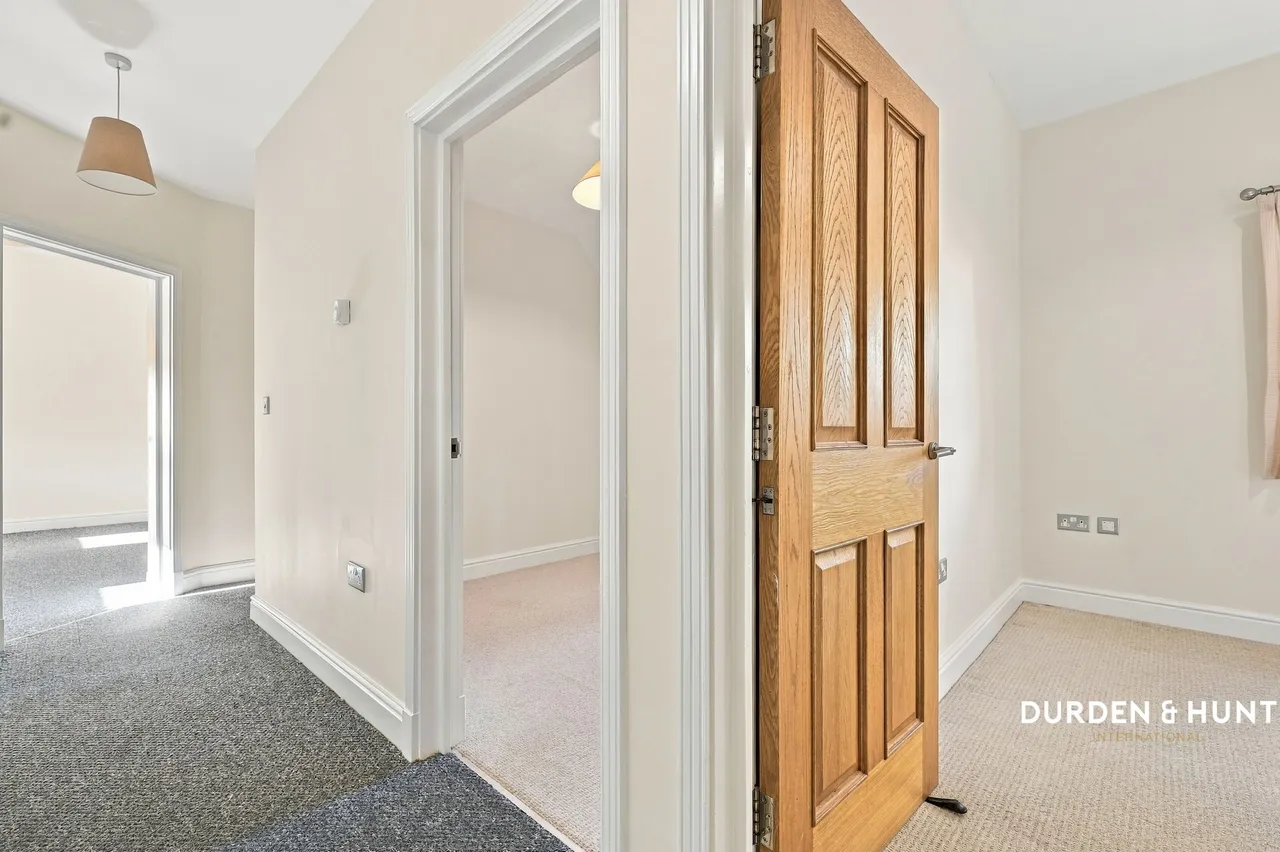 Eastwood Road, White House Court, SS6, photo 8