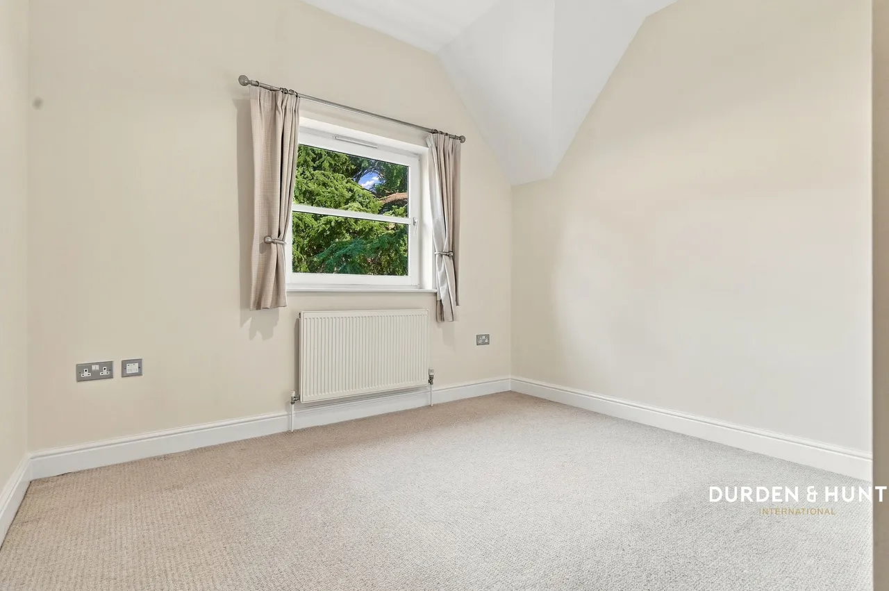 Eastwood Road, White House Court, SS6, photo 9
