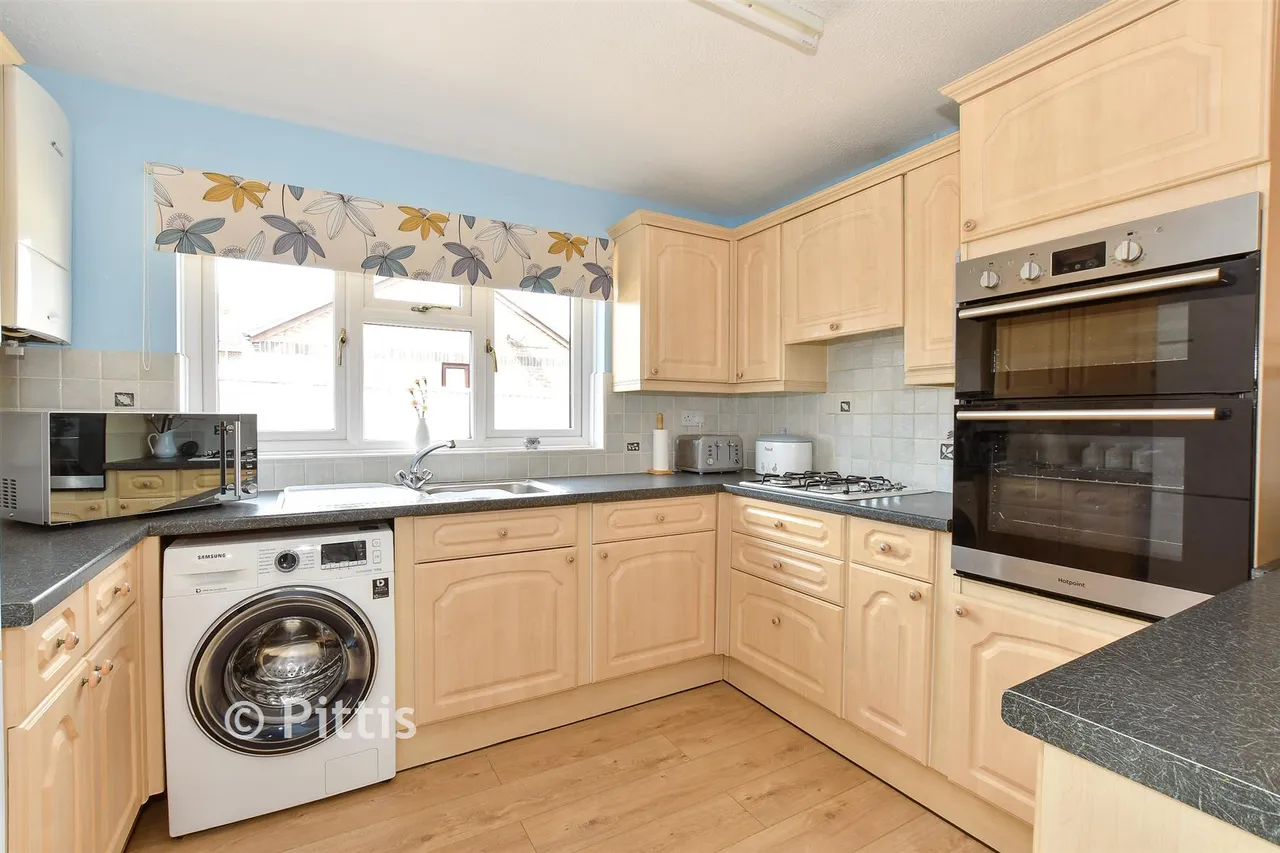 Scotts Close, Shalfleet, PO30, photo 3