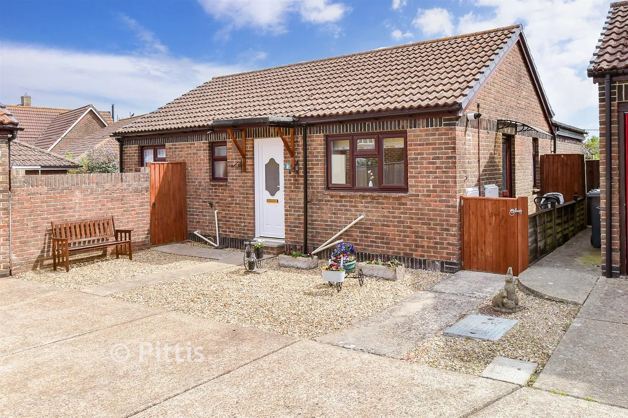 2 bed house for sale, Scotts Close, Shalfleet, PO30