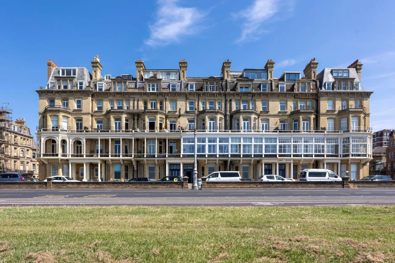 3 bed flat to rent, Kings Gardens, BN3