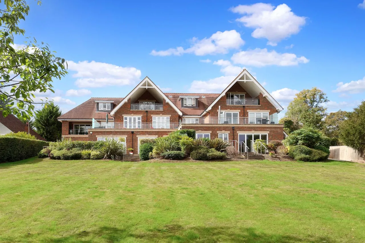 2 bed flat for sale, Penn Road, Knotty Green, HP9