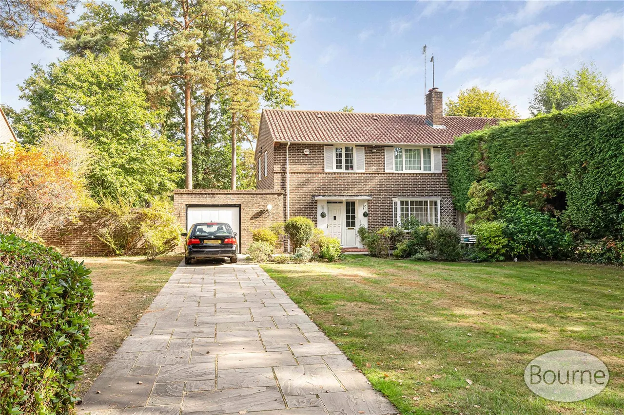4 bed house for sale, Paxton Gardens, Woodham, GU21
