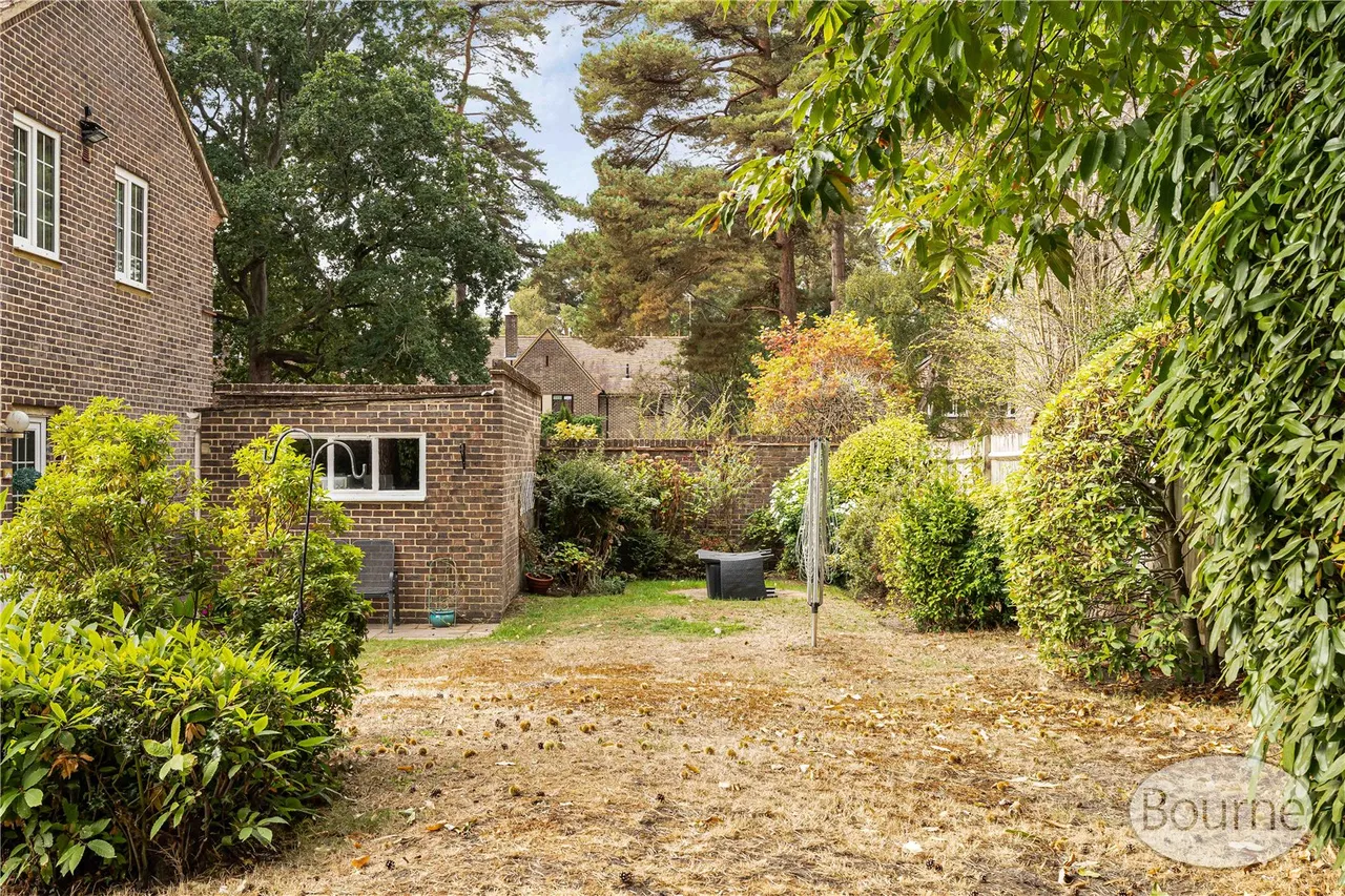 Paxton Gardens, Woodham, GU21, photo 14