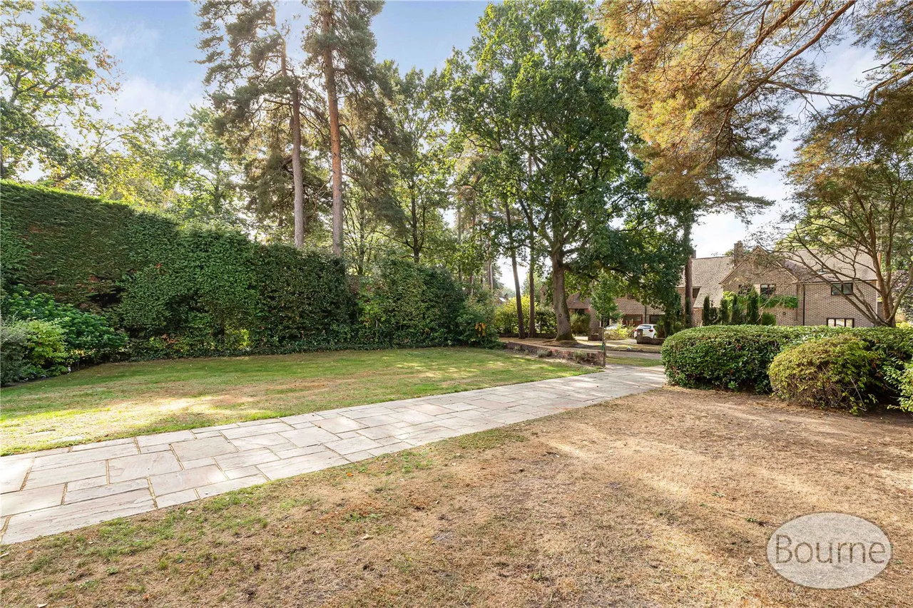 Paxton Gardens, Woodham, GU21, photo 16