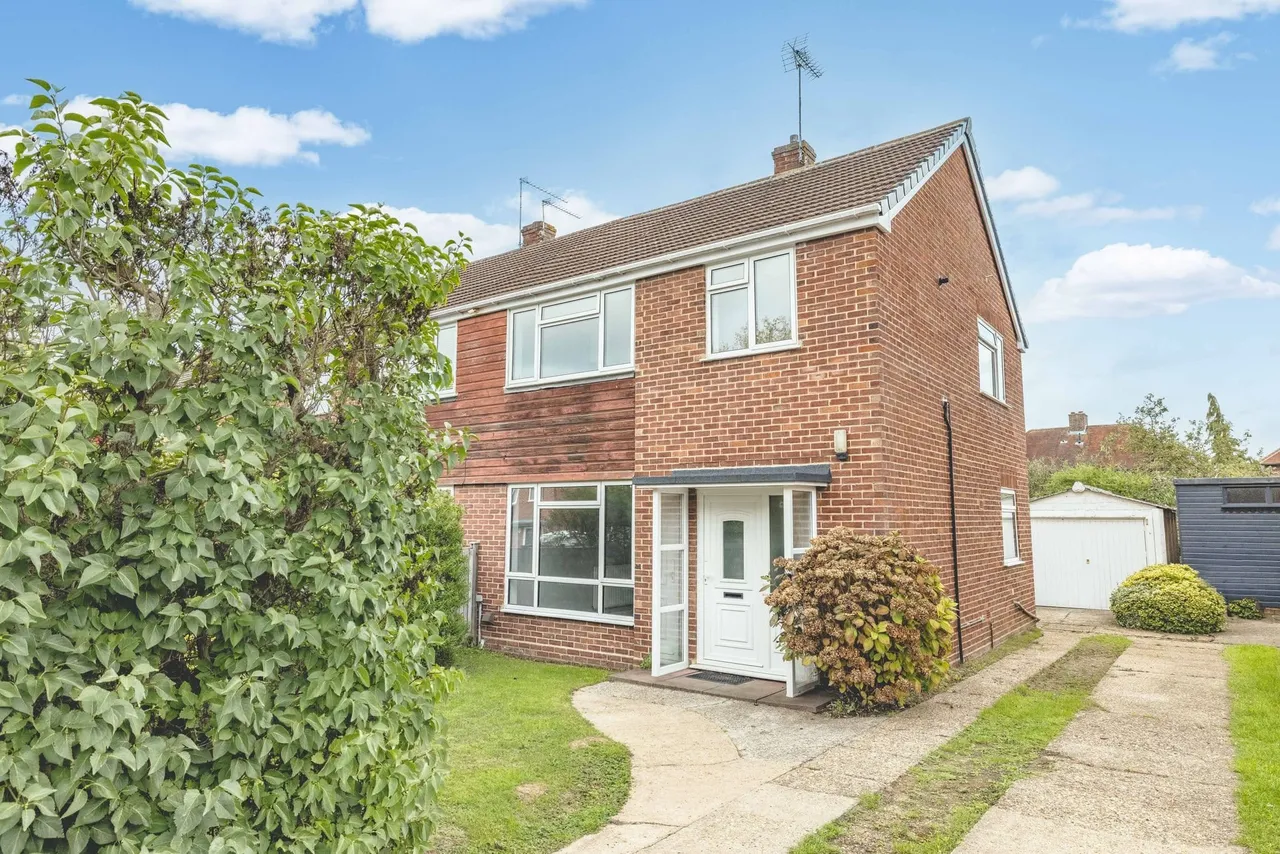 3 bed house to rent — Priors Road, Windsor, Berkshire, SL4 4PD