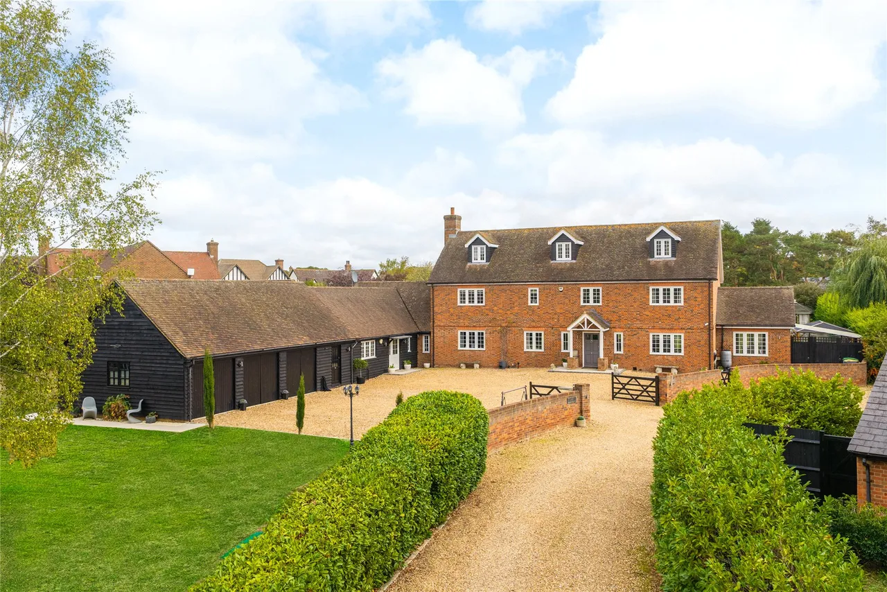 5 bed property for sale, Main Road, Biddenham, MK40