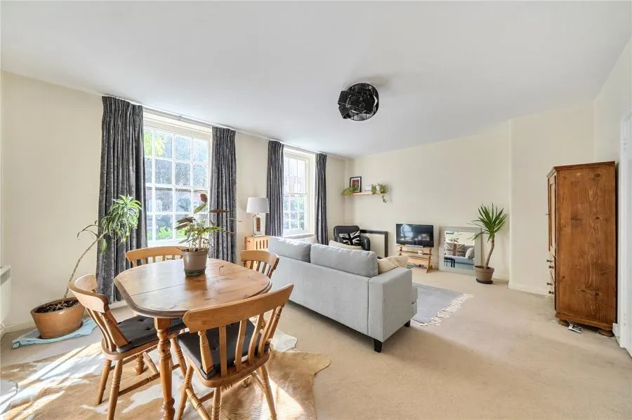 Vicarage Crescent, London, SW11, photo 2