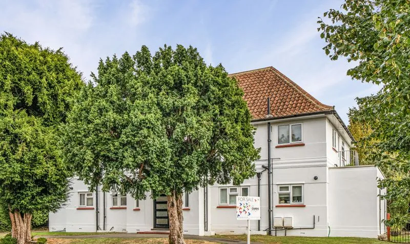 2 bed flat for sale — Manor Green Road, Epsom, KT19
