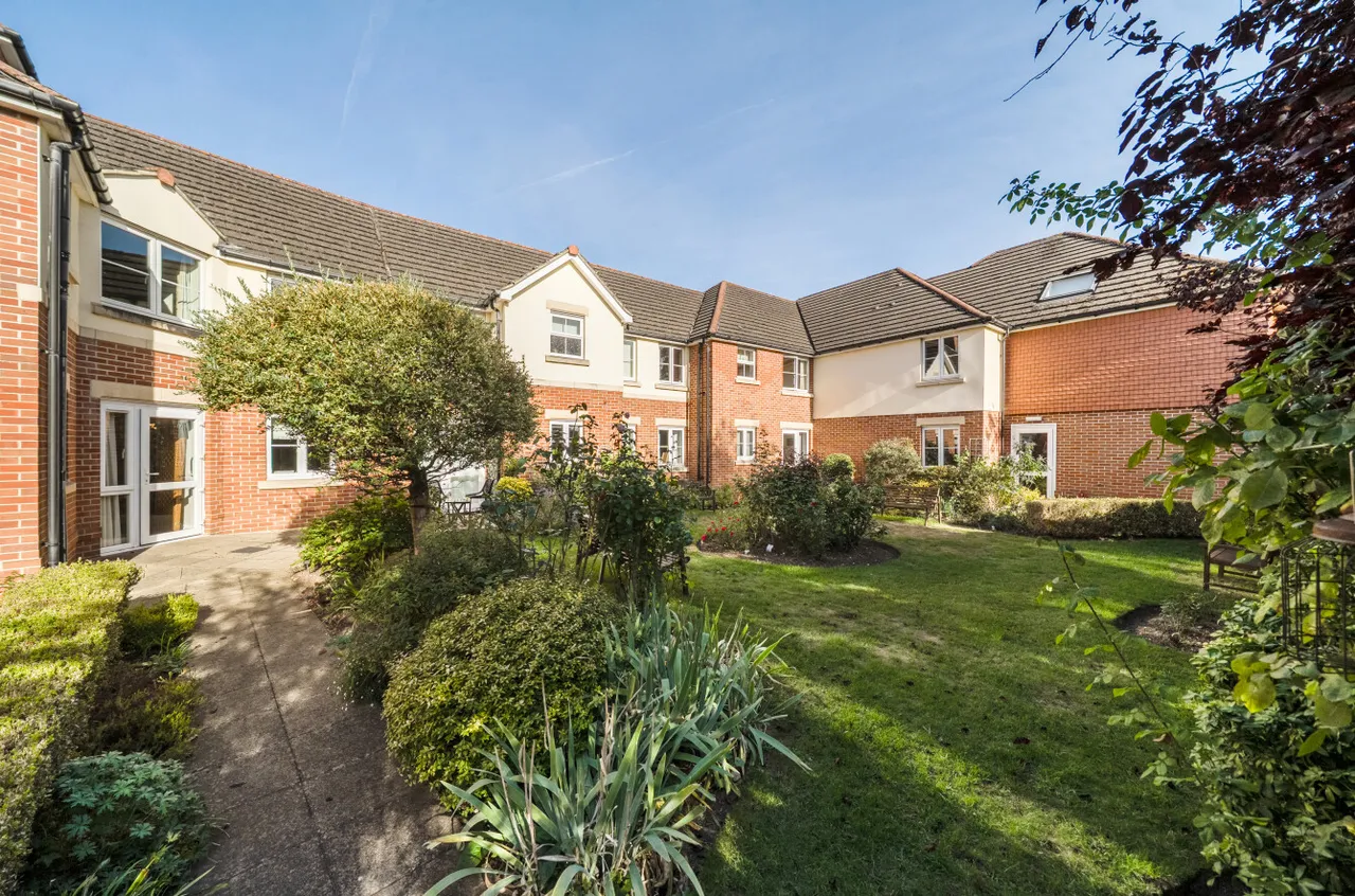 2 bed flat for sale, Guildford Road, Lightwater, GU18