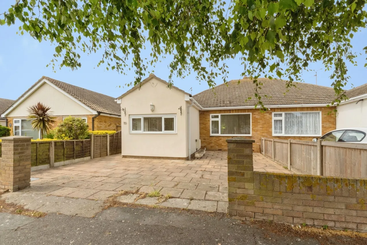 3 bed house for sale — Chelmsford Road, Holland-on-Sea, Clacton-on-Sea, Essex, CO15