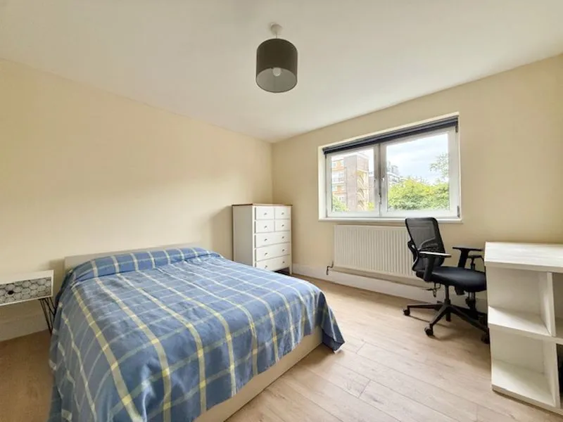 St. Saviours Estate, London SE1 3DL, photo 8