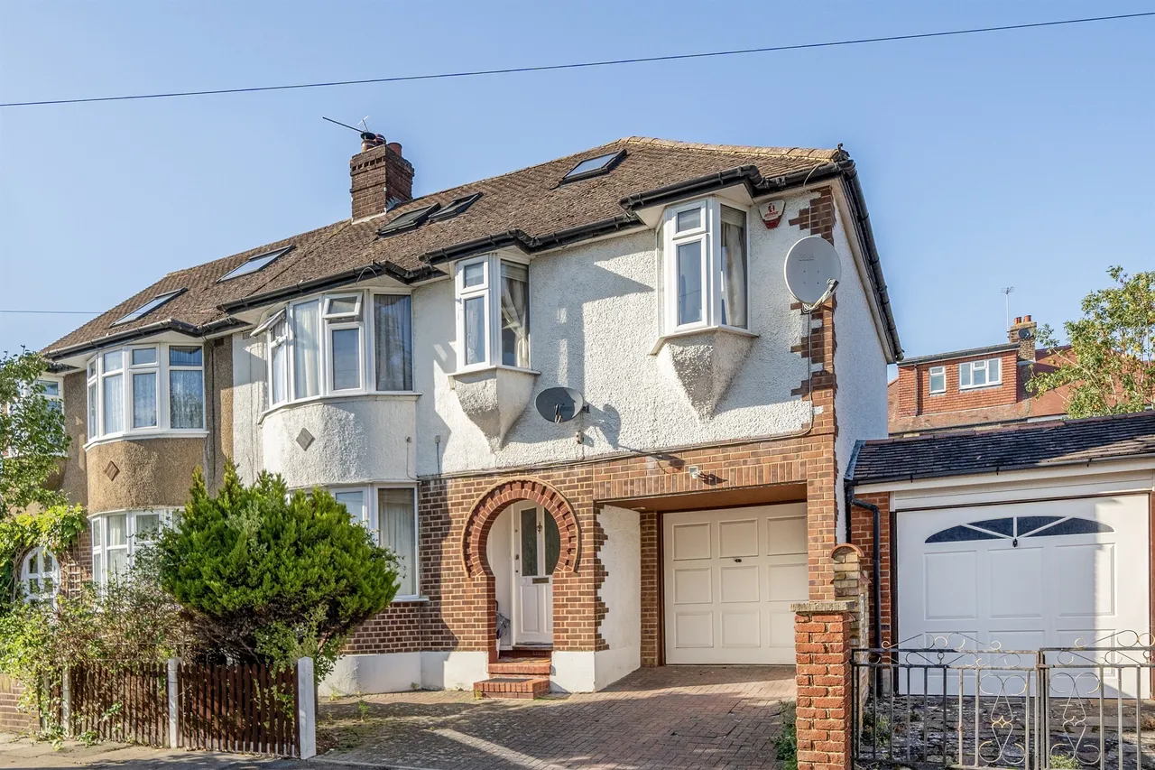 4 bed house for sale — Brodie Road, Enfield