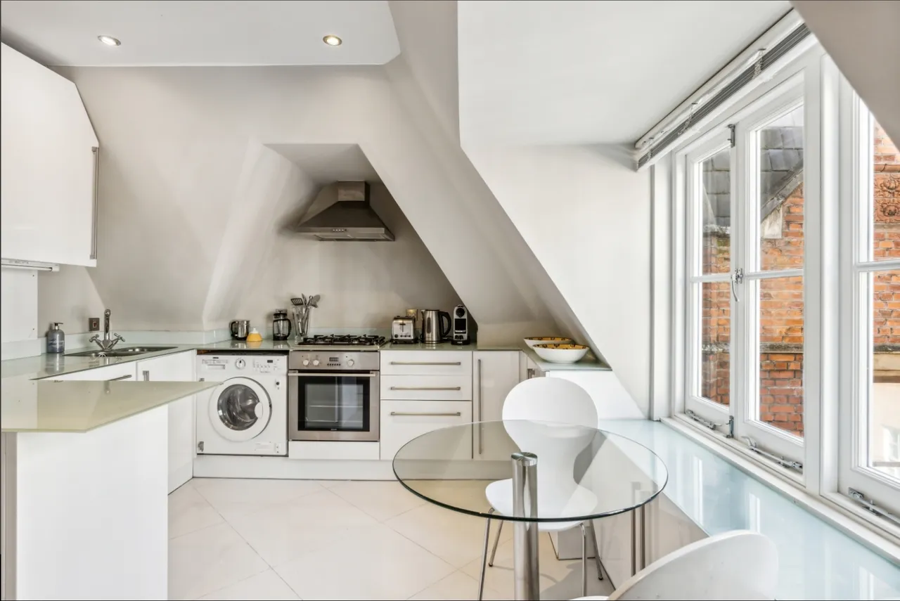 2 bed flat to rent, -35b Kensington High Street, London, W8