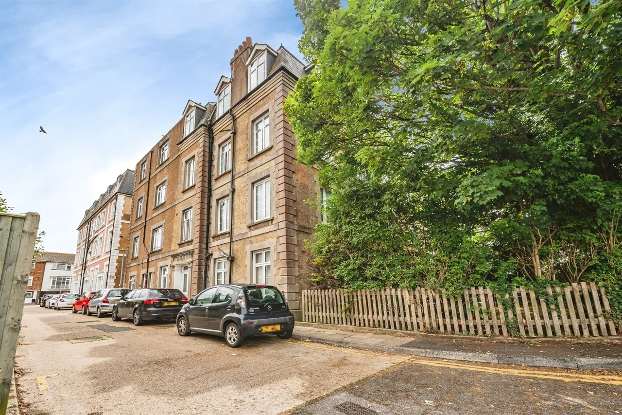 2 bed flat for sale — Church Hill, Newhaven