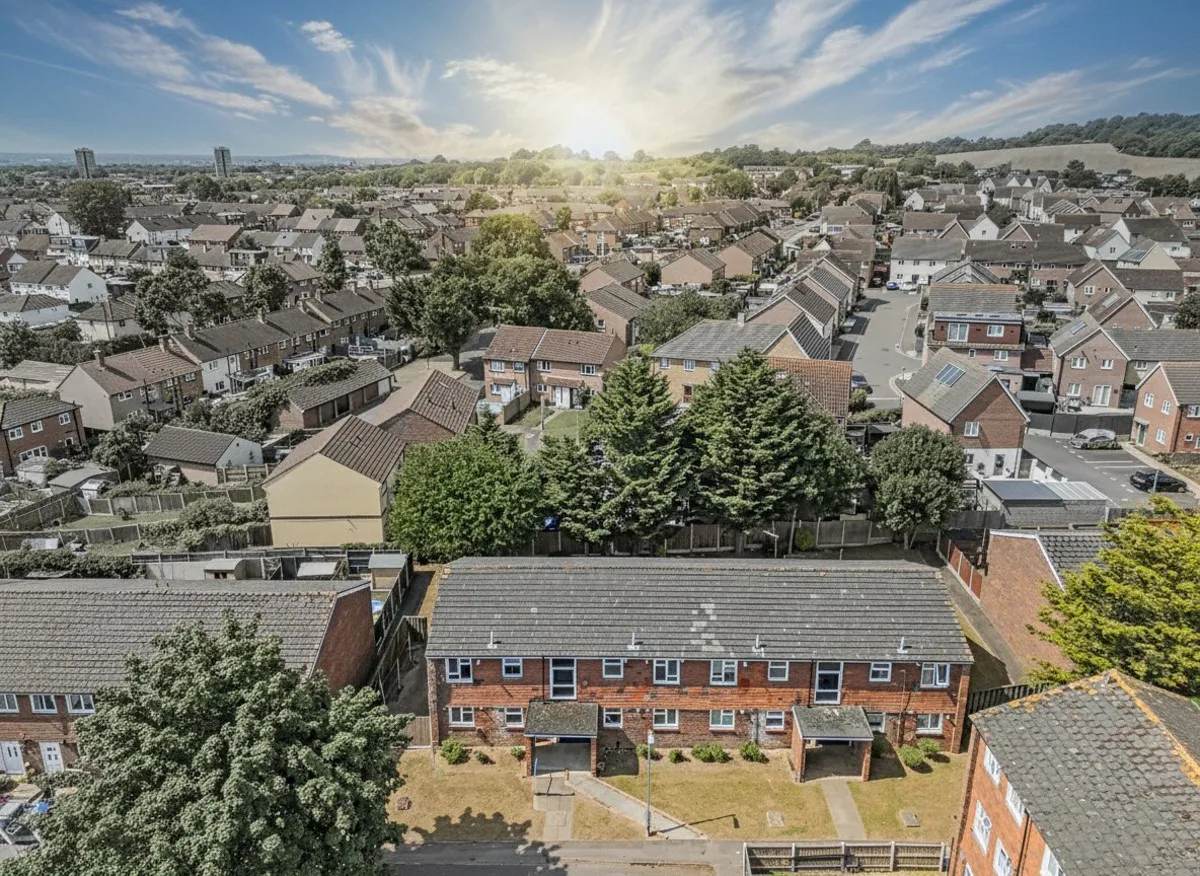 Sevenoaks Close, Romford, Harold Hill, RM3 7EF, photo 5