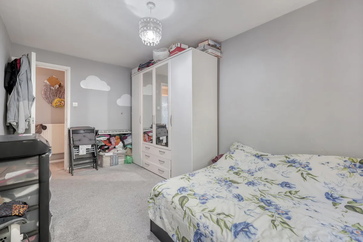 Sevenoaks Close, Romford, Harold Hill, RM3 7EF, photo 2