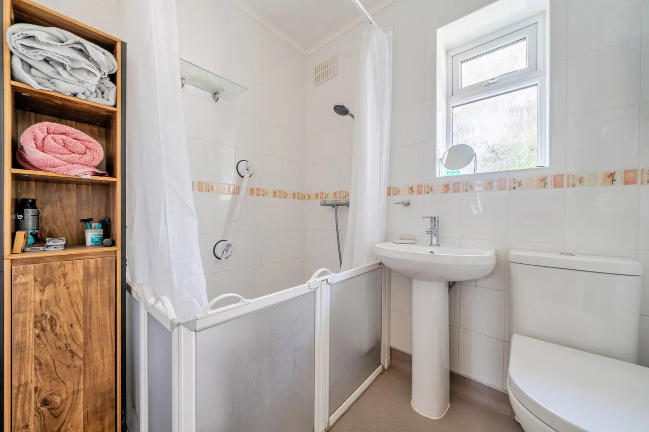 Rosebank, Epsom, KT18, photo 13