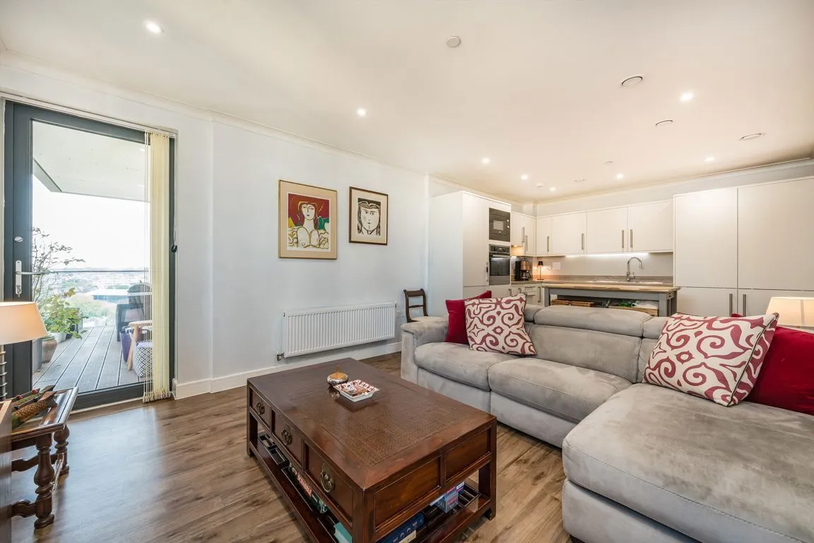 2 bed property to rent, Osiers Road, SW18