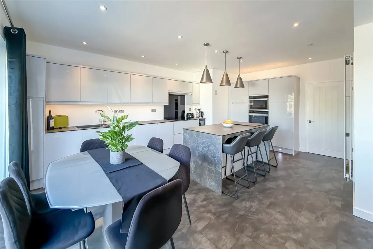 4 bed 4 bed for sale — Welwyn Garden City, Hertfordshire, AL8 7TU