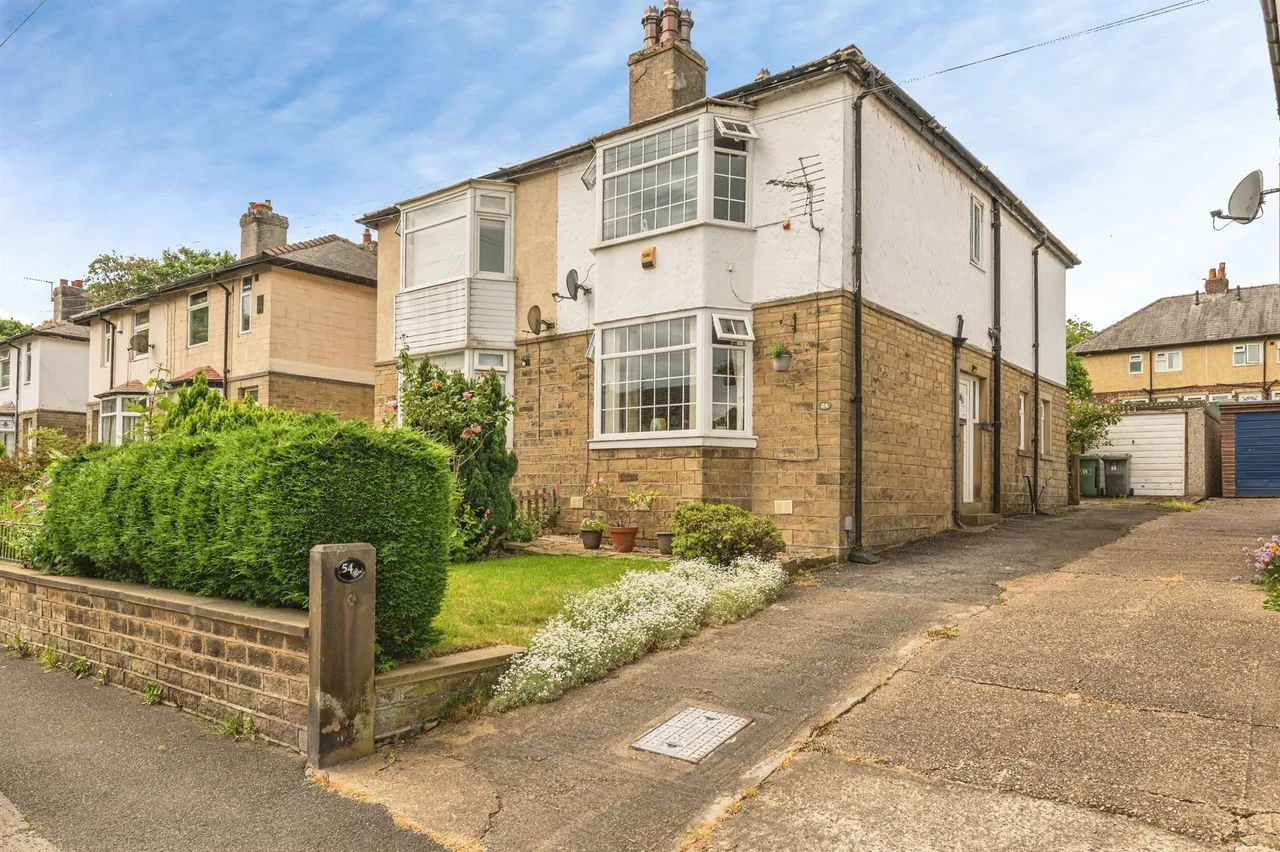 3 bed house for sale — Botham Hall Road, HUDDERSFIELD