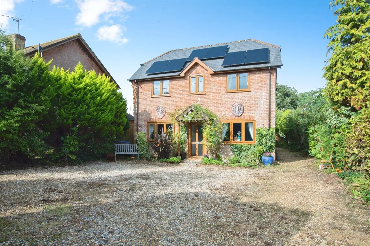 8 bed house for sale, School Road, Nomansland, SP5