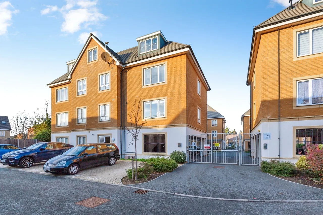 2 bed flat for sale, Kenyon Way, Slough, SL3