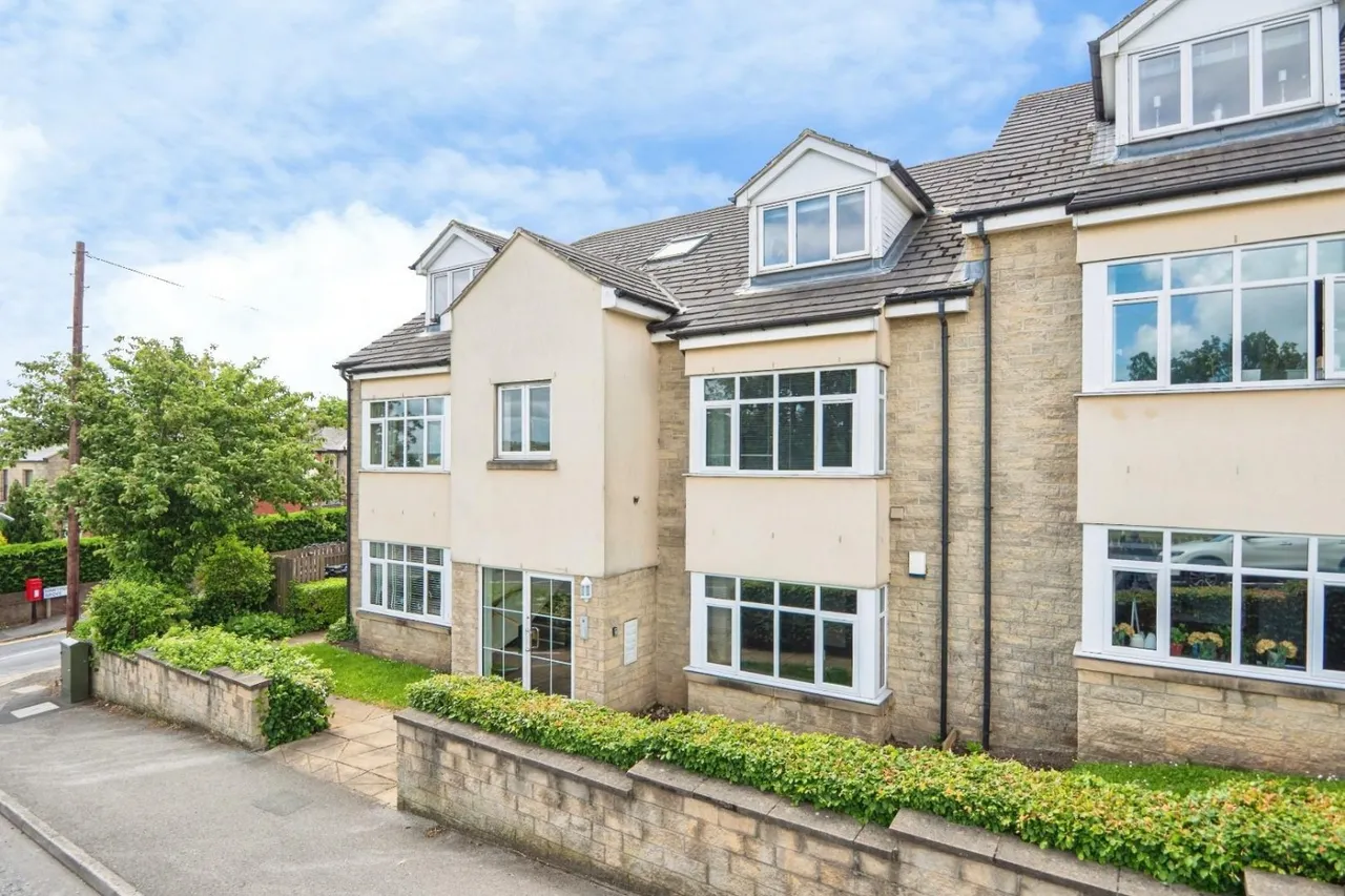 2 bed flat for sale — Rodley Lane, Leeds