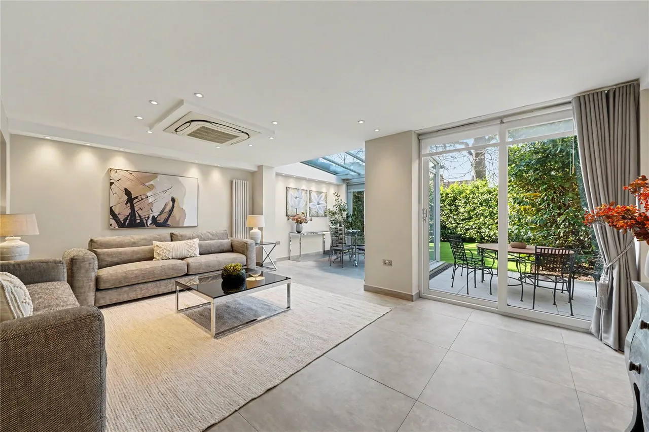 4 bed house to rent — Court Close, St. Johns Wood Park, London, NW8 6NN